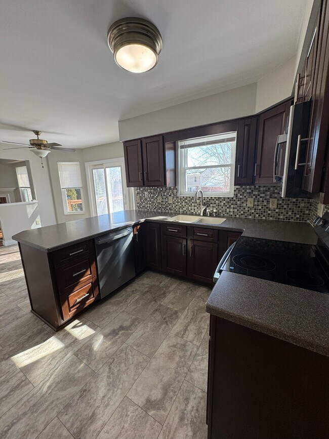 Foto del edificio - 8811 Woodridge Dr