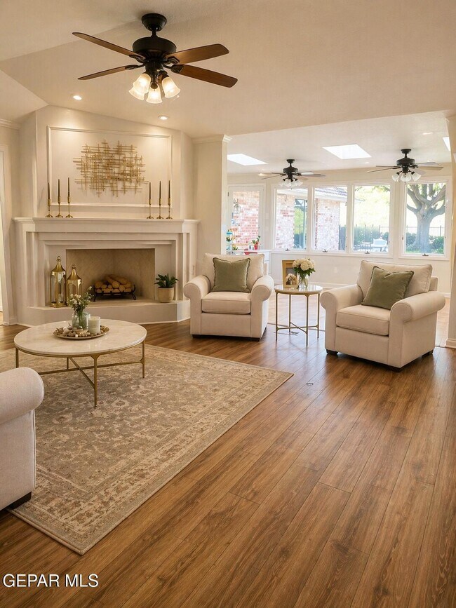 Foto del edificio - 6028 Torrey Pines Dr