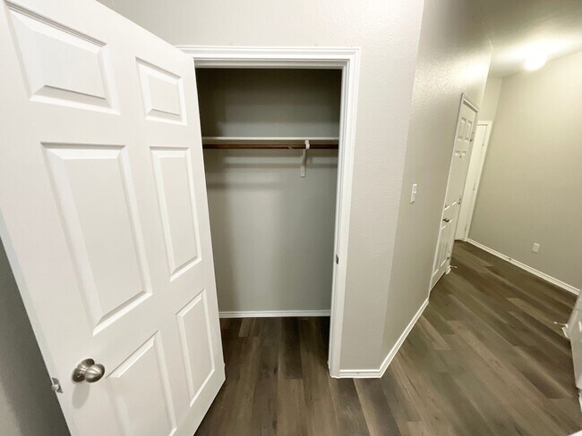 Foto del edificio - Lovely 2-story | 3-bedroom | 2.5-bath town...