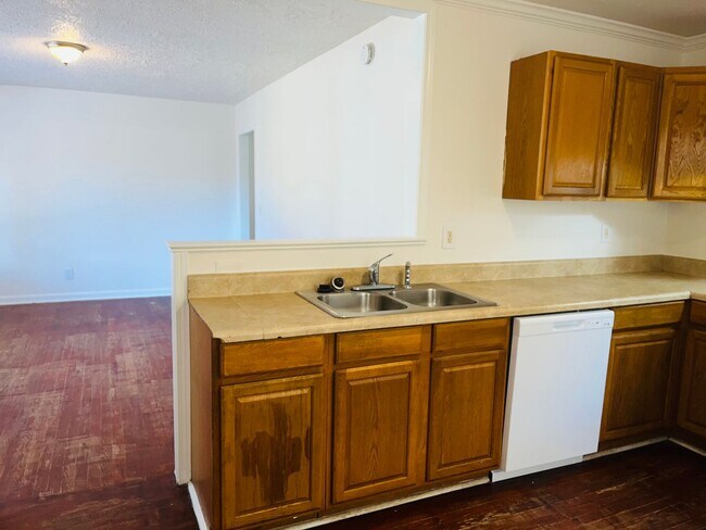 Foto del edificio - Located 2 miles off I-85! Closing to shopp...