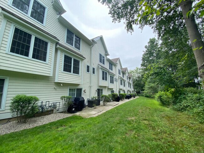 Building Photo - 12 Willard Rd