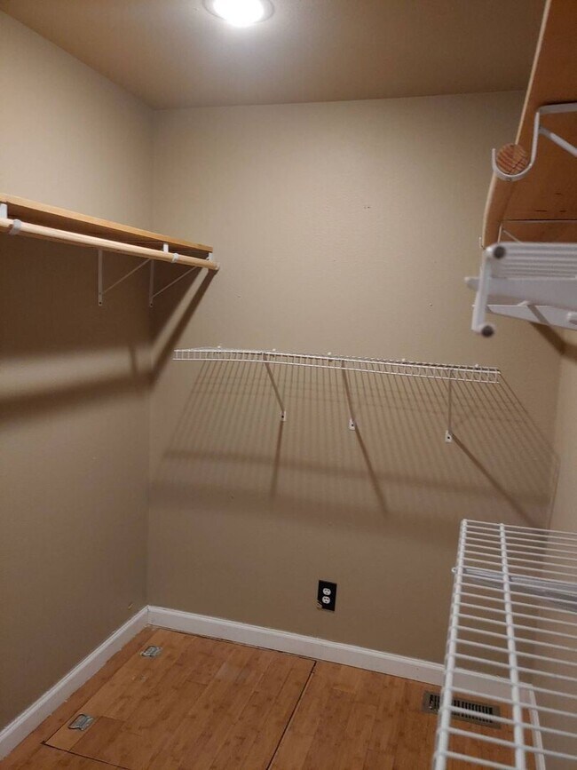 Building Photo - CHECK OUT THIS SPACIOUS 4 BEDROOM, 2 BATH TOWNHOME NEAR DOWNTOWN BEND!