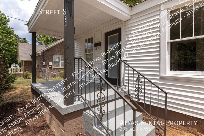 Building Photo - 407 Hine St S