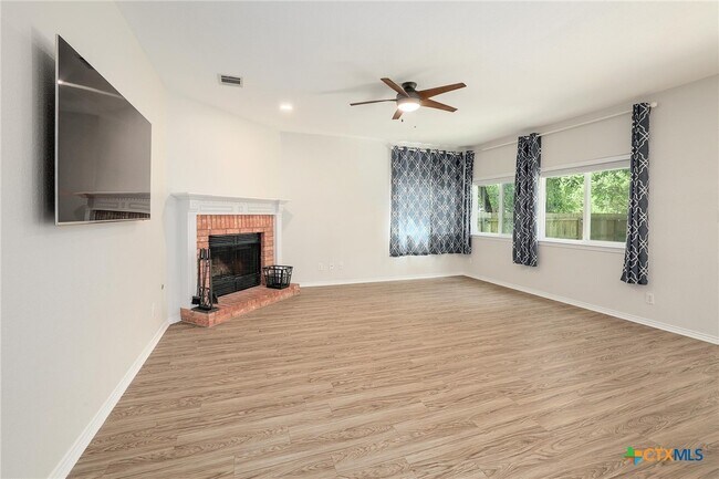Foto del edificio - 703 Ivy Ct