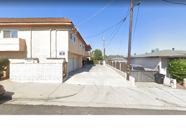 Entrada para vehículos 2 - 25223 Western Ave