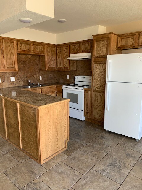 Primary Photo - 39075 Cedar St