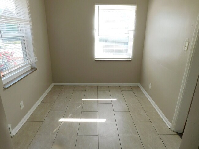 Building Photo - Move In Ready Brick Ranch