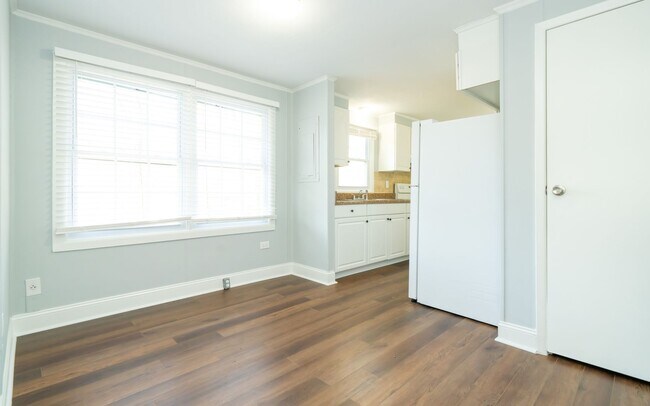Building Photo - Available June 12, 2024! 3 Bedroom 1 Bathr...