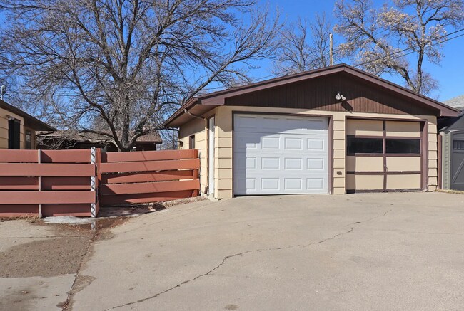 Building Photo - 4 bedroom 2 bathroom Single family home.