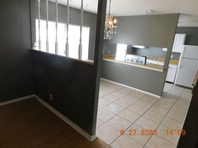 Building Photo - Nice 3 bedrooms, 2 full baths with half ba...