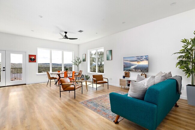 Foto del edificio - 687 Hummingbird Hl