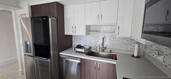 Building Photo - 3300 N Palm Aire Dr