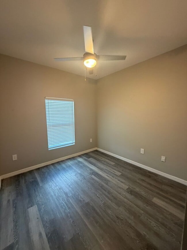 Foto del edificio - 26317 Explorer Rd