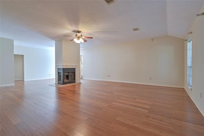 Building Photo - 3913 Beechwood Dr