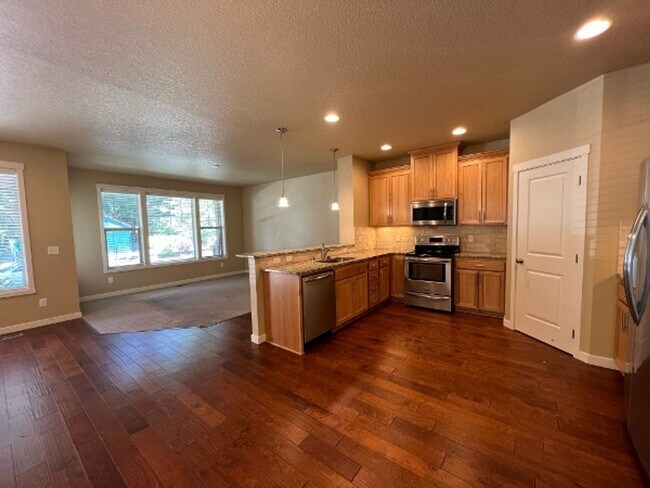 Building Photo - End Unit - Hawks Prairie Townhome