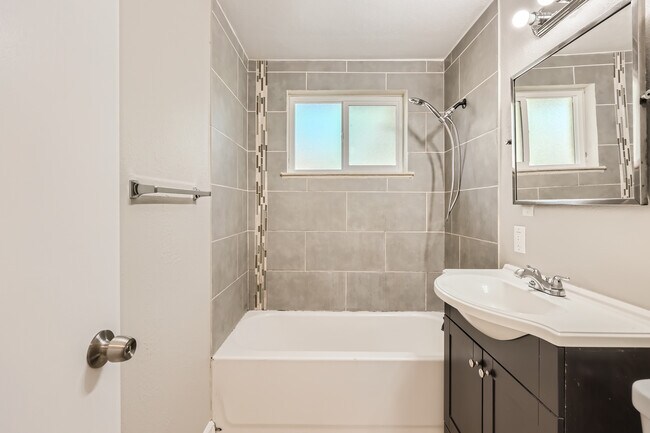 Building Photo - 2520 S Raleigh St