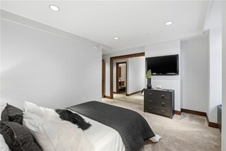 Building Photo - 5 W Mountain St