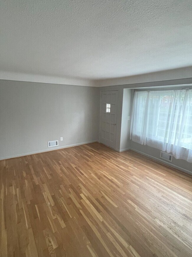 Foto del edificio - Beautiful Livonia Ranch, it will go fast!