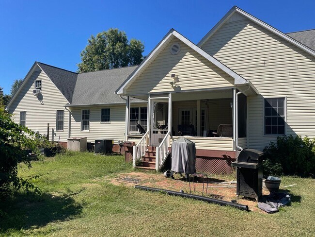 Building Photo - 3 Bedroom Single Family Home in South Boston