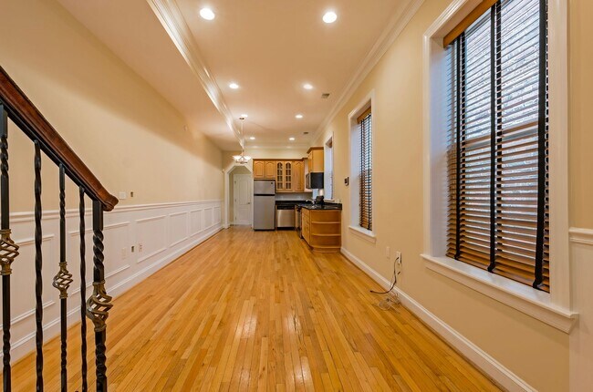 Foto del edificio - 3 Story Condo w/ Loft in Bloomingdale NW!! Walking Distance to 2 Metros!