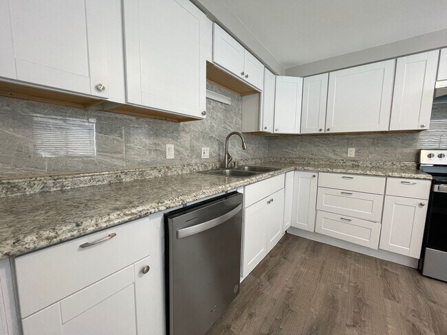 Building Photo - Brand new remodeled 3 bed duplex! Fenced-i...