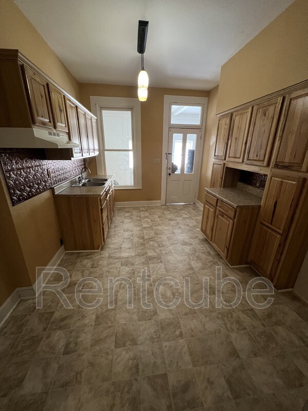 Building Photo - 1131 Main St