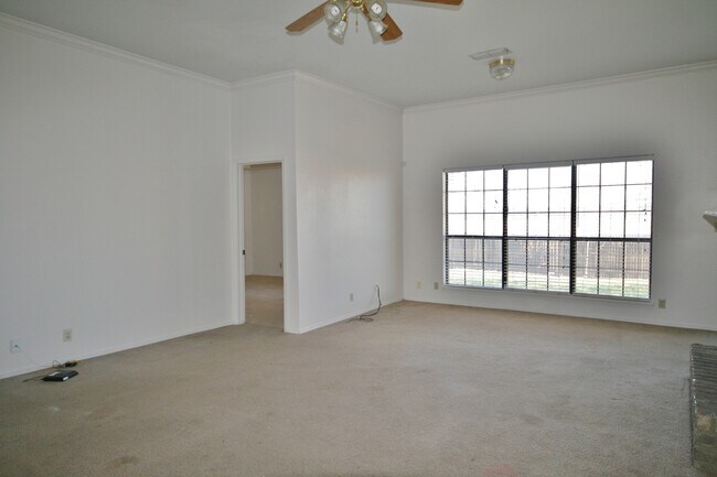 Building Photo - Spacious Brick Home!  Zia School District