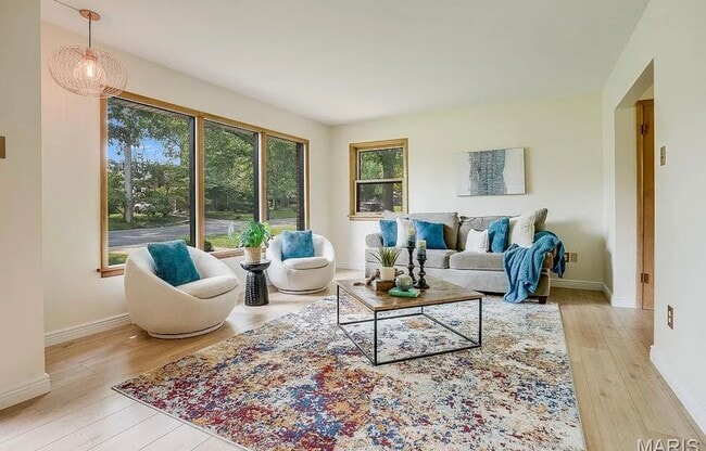 Living room - 609 Grandview Dr