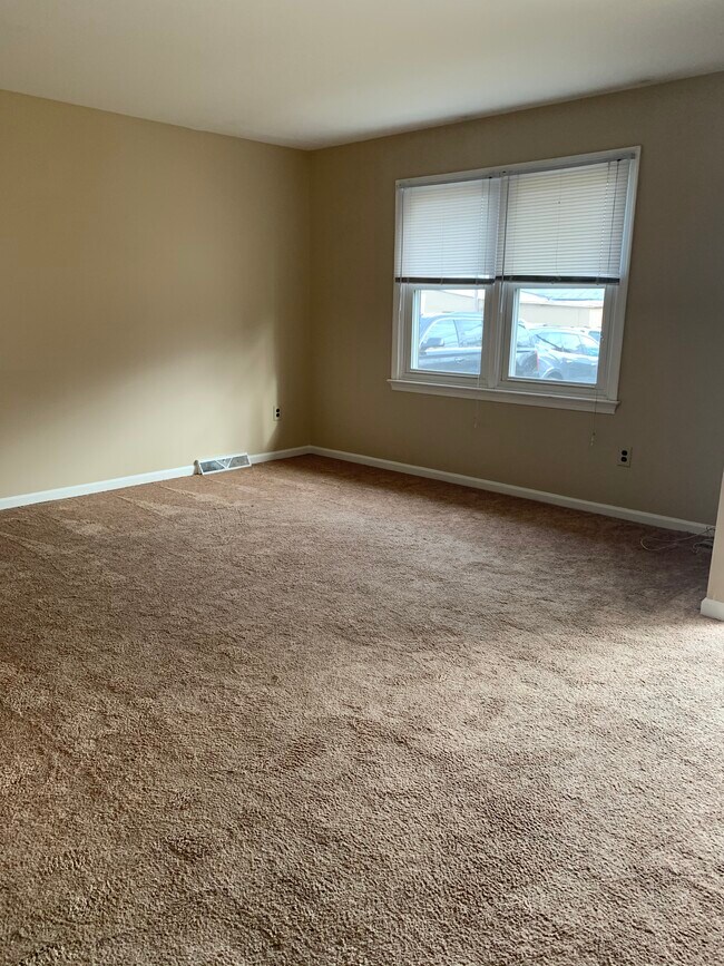 livingroom - 402 Gilpin Rd