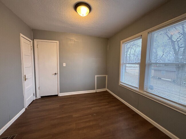 Foto del edificio - Charming 4BR 1BA Home with spacious yard!