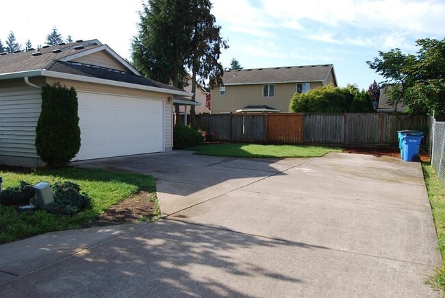 Building Photo - 3 Bedroom On Cul-de-sac!  Fenced Yard, Con...