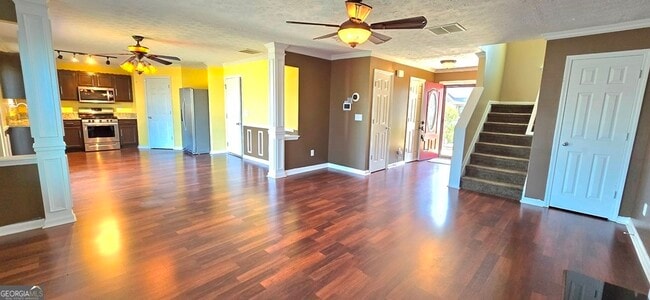 Building Photo - 2100 Pineview Trail