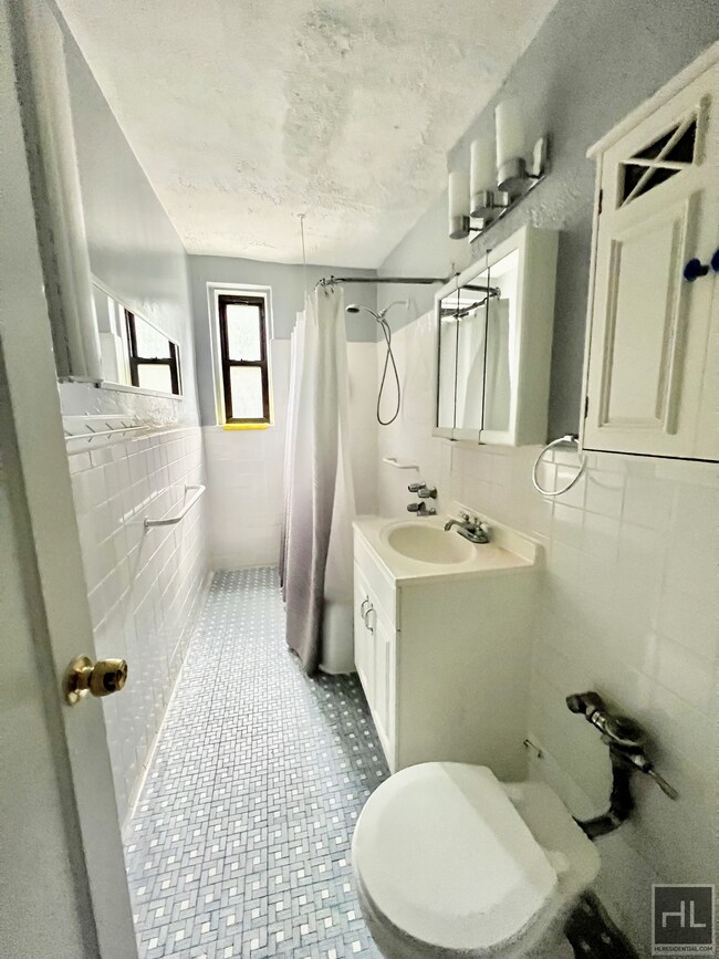 Building Photo - Large Studio with Separate Kitchen and 2 B...
