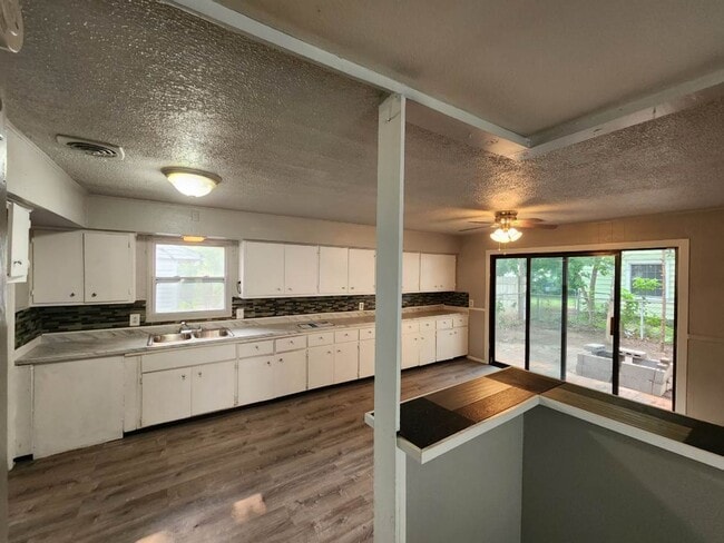Building Photo - 3 Bdr Large Single Family House in a Nice ...