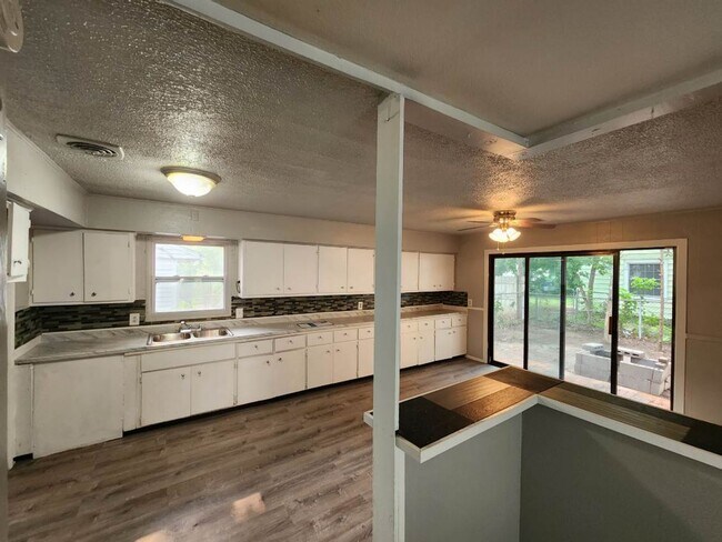 Foto del edificio - 3 Bdr Large Single Family House in a Nice ...
