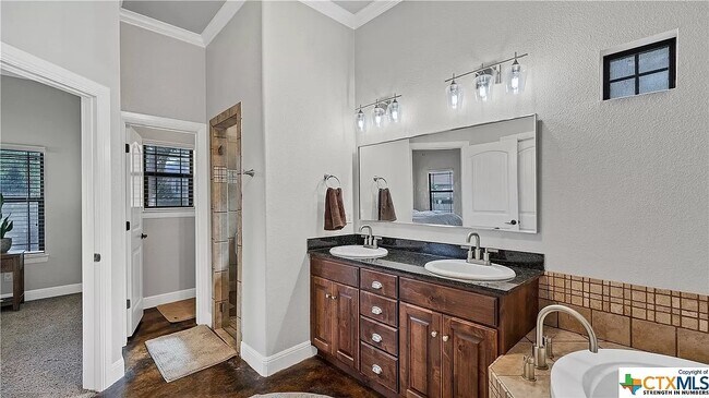 Building Photo - 412 Elmwood Dr