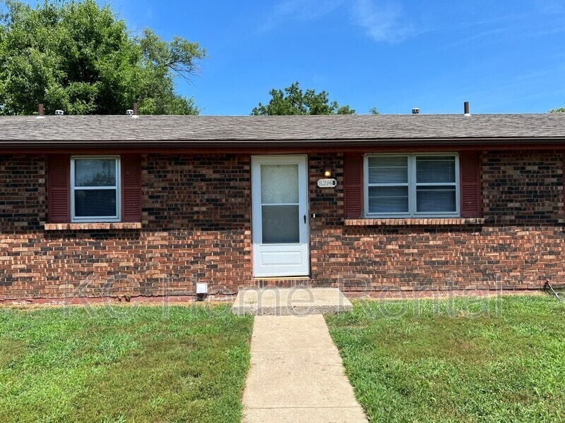 8214 Schell Rd Unit B, Pleasant Valley, MO 64068 Condo for Rent in