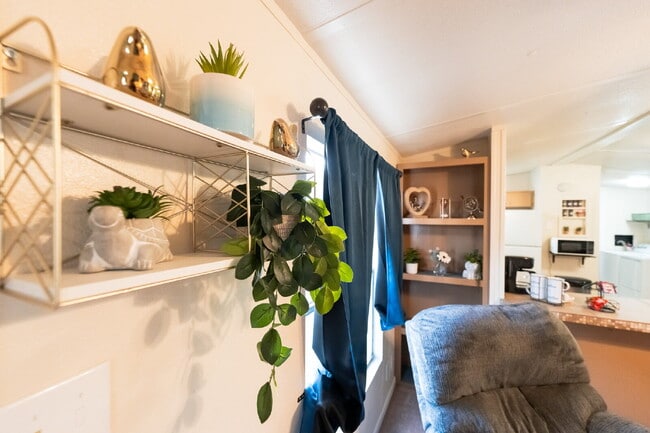 Building Photo - 1 Bedroom/Bath with Included Movie Room - Fully Furnished