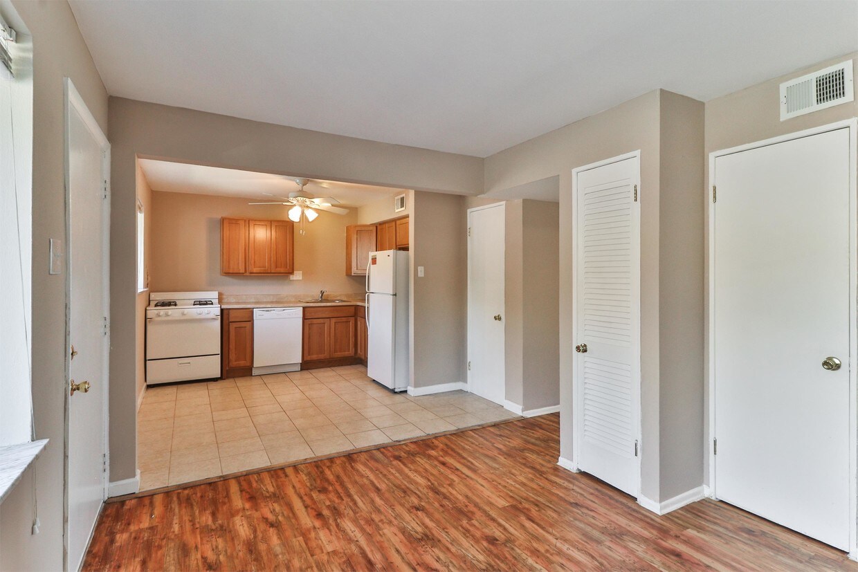 471 S Holmes Ave Unit C, Kirkwood, MO 63122 Room for Rent in Kirkwood