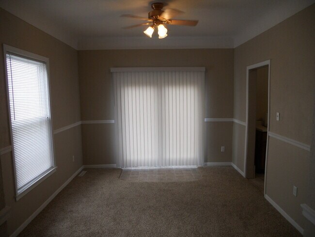 Building Photo - 3 BR 1BA w/ Many Updates