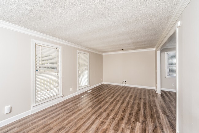 Foto del edificio - 6950 Heather Ln