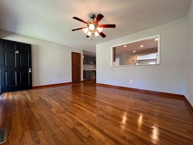 Building Photo - Great on Gardenview!