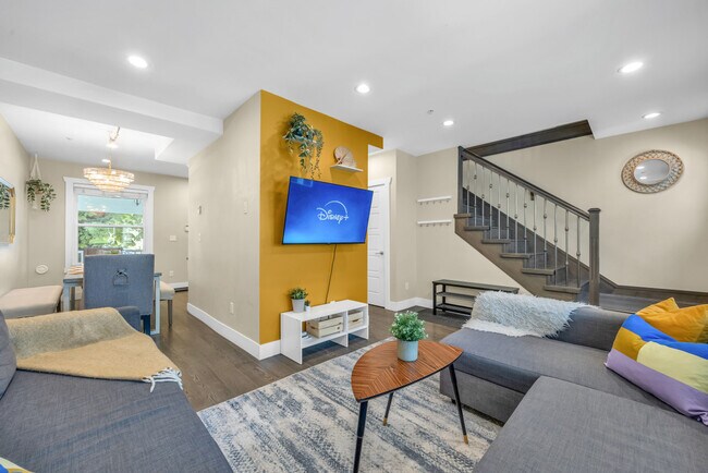 Building Photo - 3845 Dumfries St