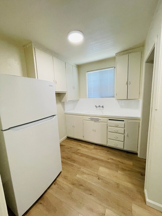 Building Photo - 2 Bedroom unit with parking