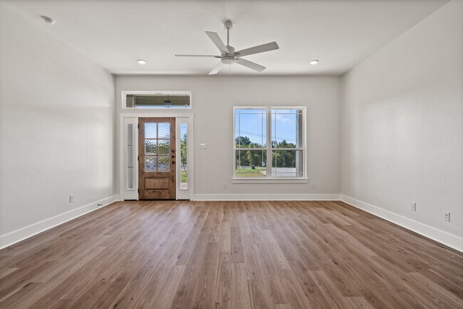 Foto del edificio - 1356 Morgan's Point Rd