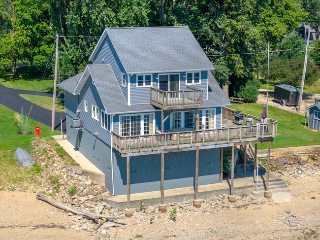 Building Photo - 15414 N River Beach Dr