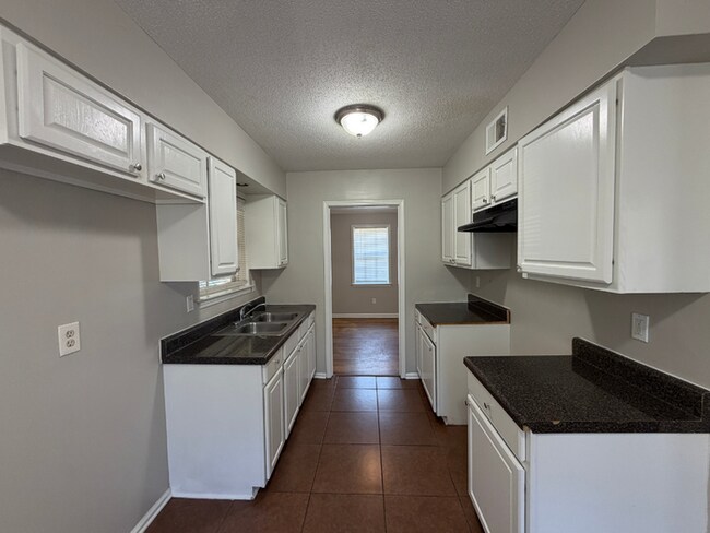 Foto del edificio - Charming 3BR/1.5BA Bartlett Area Home | Brick Fireplace, Tile Kitchen & Fenced Yard
