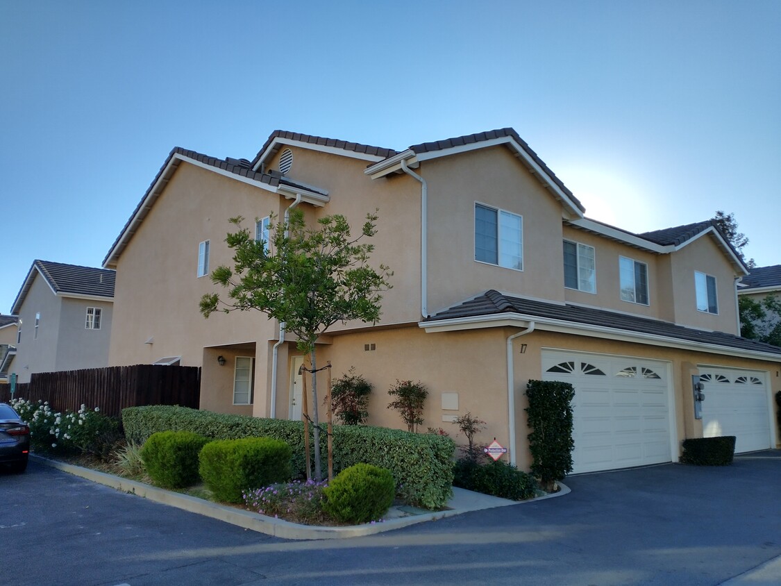 Beautiful Northridge Townhome! - 17740 Merridy St