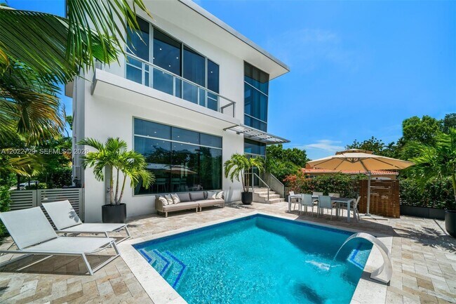 Building Photo - West 47th Street, Miami Beach, FL 33140 - 5 BR 5 BA single-family home