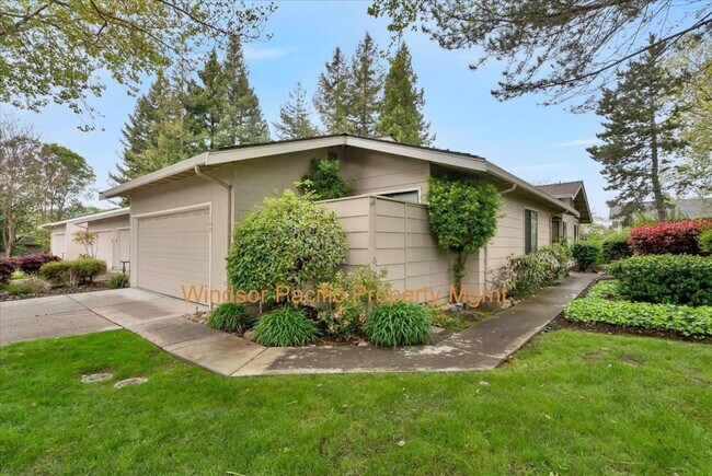 Foto del edificio - Upgraded End Unit Home In Sought After Cro...